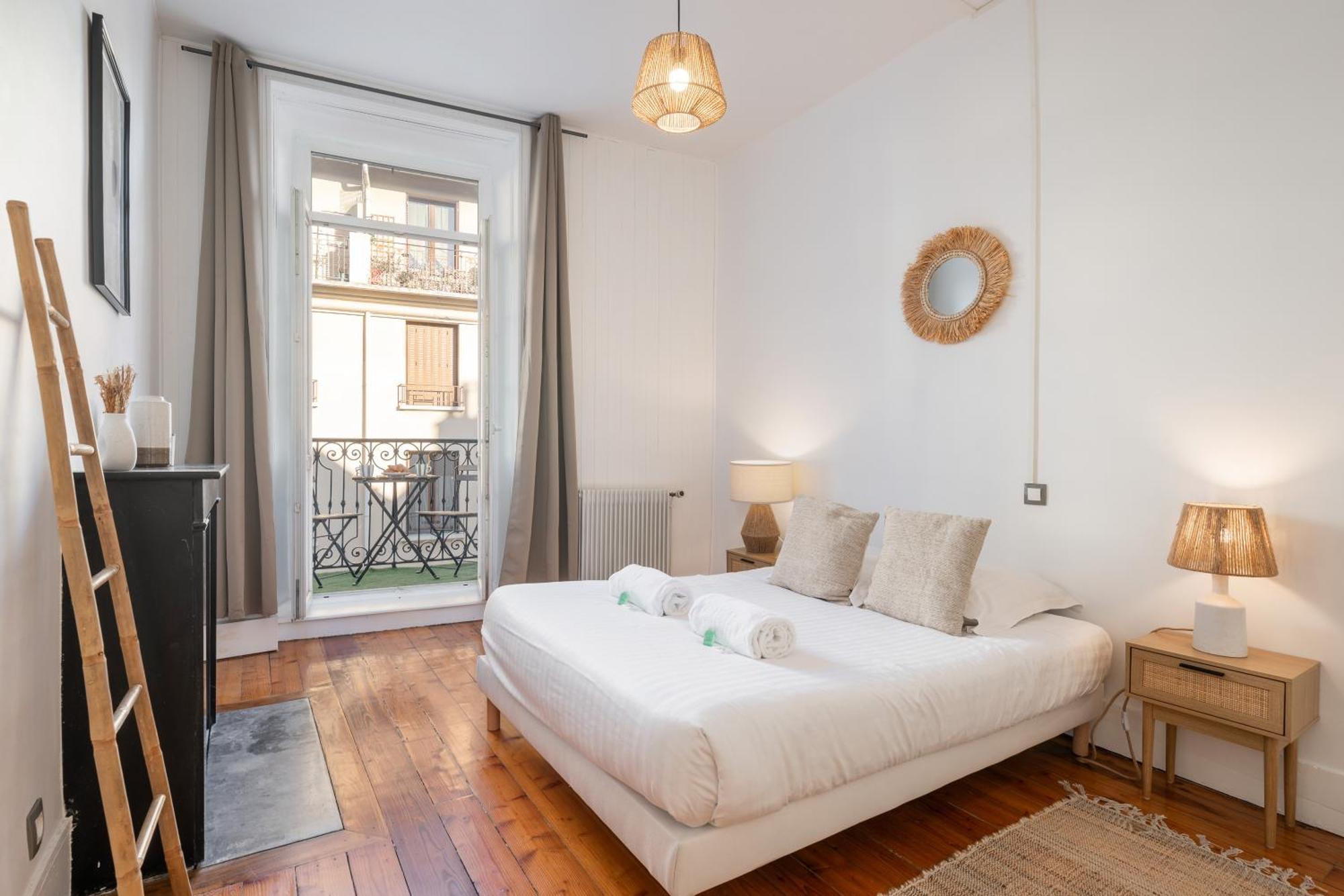 Appartement Spacieux Et Chaleureux Coeur De Ville Chambery Exterior photo